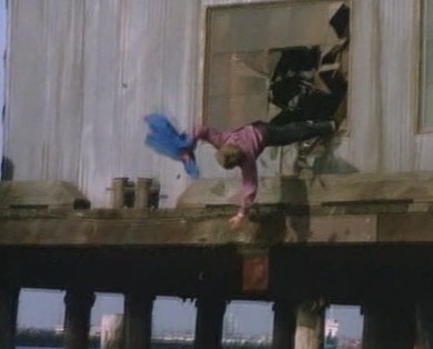 Angus MacGyver Trucs et Astuces - 2x21 MacGyver Mort ou Vif - MacGyver se prenant une balle, et passant par la fen�tre
